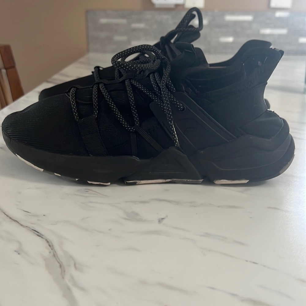 Size 8 woman’s Fabletics tennis shoes